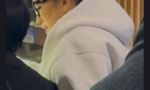 马克龙夫妇吃北京烤鸭！巩俐低调陪同有地位，穿一身黑衣气场超强